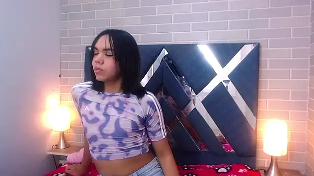 Snapshot of AndreaGil_ chatting on 01.24.25 AndreaGil online show from 01.24.25