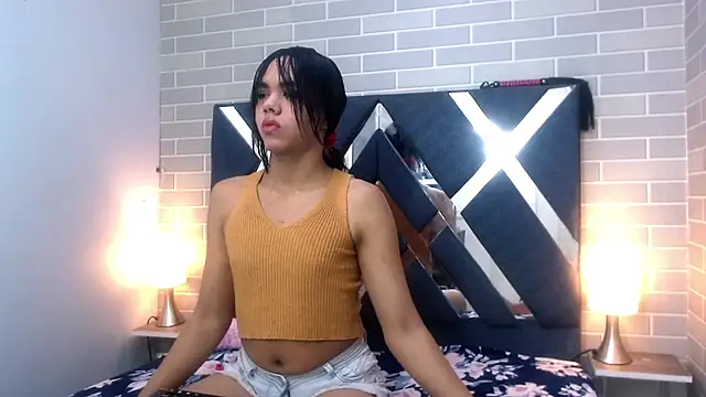 Snapshot of AndreaGil_ chatting on 02.02.25 AndreaGil online show from 02.02.25