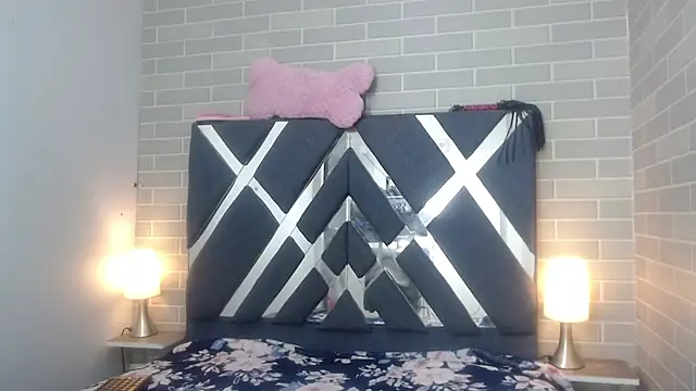 Snapshot of AndreaGil_ chatting on 02.04.25 AndreaGil online show from 02.04.25