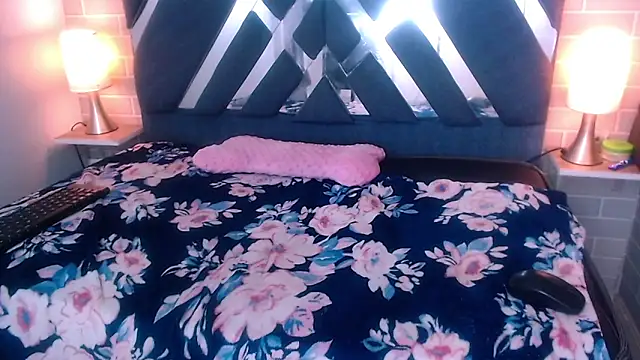 Snapshot of AndreaGil_ chatting on 02.07.25 AndreaGil online show from 02.07.25