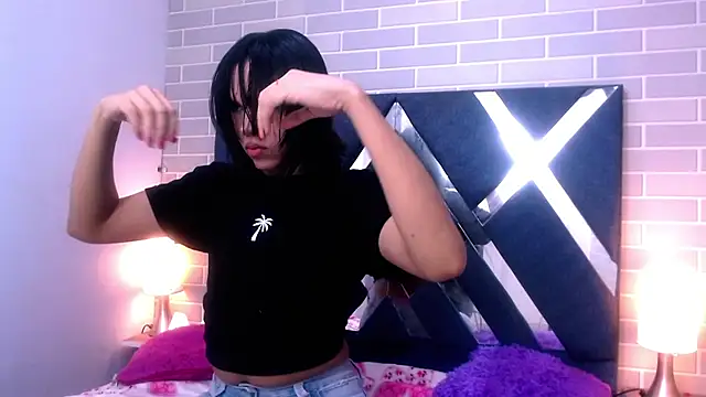 Snapshot of AndreaGil_ chatting on 02.14.25 AndreaGil online show from 02.14.25