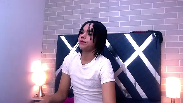 Snapshot of AndreaGil_ chatting on 02.15.25 AndreaGil online show from 02.15.25