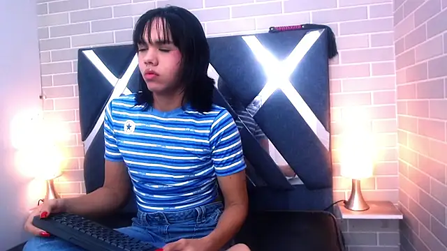 Snapshot of AndreaGil_ chatting on 02.18.25 AndreaGil online show from 02.18.25