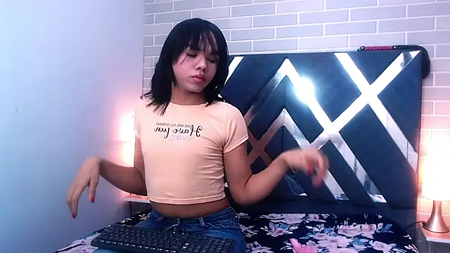 Snapshot of AndreaGil_ chatting on 02.24.25 AndreaGil online show from 02.24.25