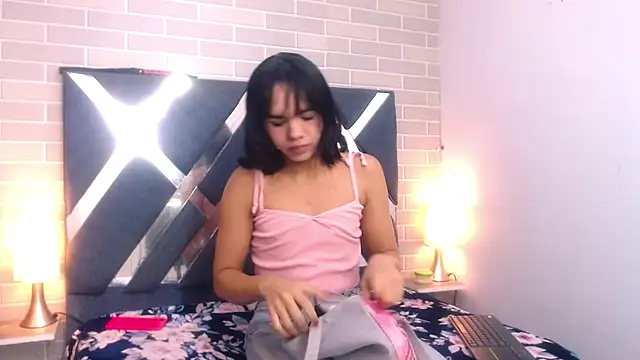 Snapshot of AndreaGil_ chatting on 02.25.25 AndreaGil online show from 02.25.25