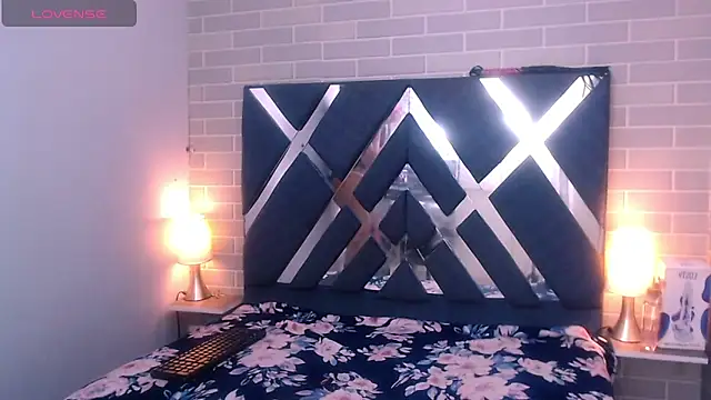 Snapshot of AndreaGil_ chatting on 03.04.25 AndreaGil online show from 03.04.25