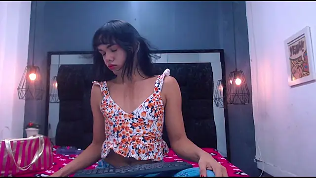 Snapshot of AndreaGil_ chatting on 09.12.25 AndreaGil online show from 09.12.25