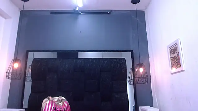 Snapshot of AndreaGil_ chatting on 09.25.25 AndreaGil online show from 09.25.25