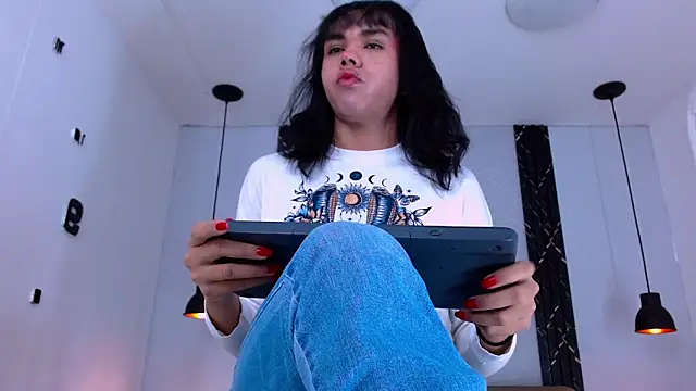 Snapshot of AndreaGil_ chatting on 10.02.25 AndreaGil online show from 10.02.25