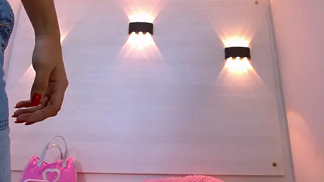 Snapshot of AndreaGil_ chatting on 11.06.25 AndreaGil online show from 11.06.25