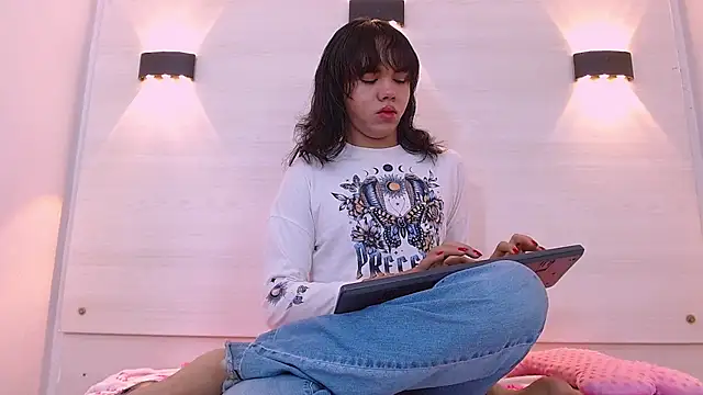 Snapshot of AndreaGil_ chatting on 11.08.25 AndreaGil online show from 11.08.25