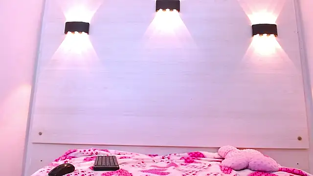 Snapshot of AndreaGil_ chatting on 11.11.25 AndreaGil online show from 11.11.25