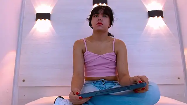 Snapshot of AndreaGil_ chatting on 12.15.25 AndreaGil online show from 12.15.25