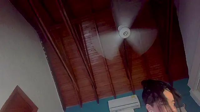 Snapshot of ariana-white- chatting on 10.09.25 ariana-white- online show from 10.09.25