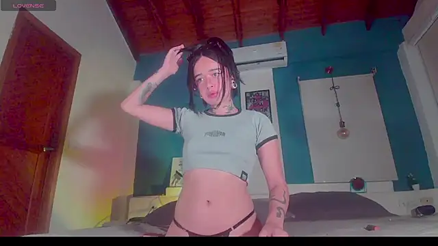 Snapshot of ariana-white- chatting on 10.29.25 ariana-white- online show from 10.29.25