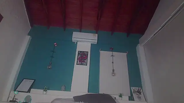 Snapshot of ariana-white- chatting on 11.20.25 ariana-white- online show from 11.20.25