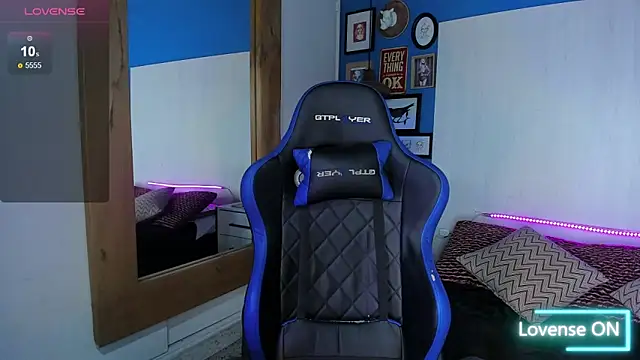 Snapshot of VladHellsing4 chatting on 03.10.25 VladHellsing4 online show from 03.10.25