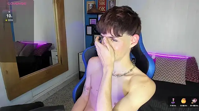 Snapshot of VladHellsing4 chatting on 03.19.25 VladHellsing4 online show from 03.19.25