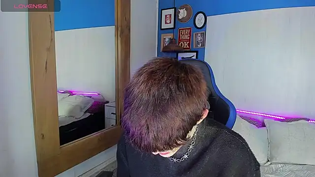 Snapshot of VladHellsing4 chatting on 03.21.25 VladHellsing4 online show from 03.21.25