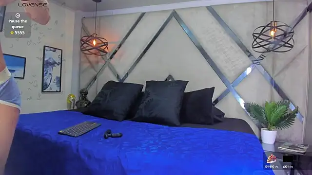 Snapshot of VladHellsing4 chatting on 10.15.25 VladHellsing4 online show from 10.15.25