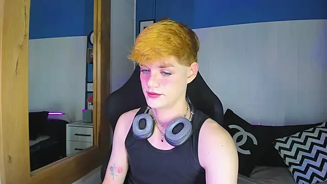 Snapshot of VladHellsing4 chatting on 10.22.25 VladHellsing4 online show from 10.22.25