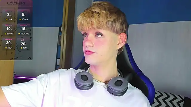 Snapshot of VladHellsing4 chatting on 10.23.25 VladHellsing4 online show from 10.23.25