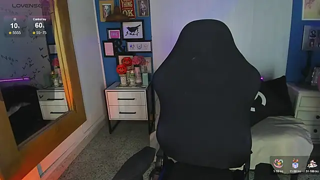 Snapshot of VladHellsing4 chatting on 10.28.25 VladHellsing4 online show from 10.28.25