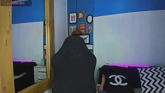 Snapshot of VladHellsing4 chatting on 11.05.25 VladHellsing4 online show from 11.05.25