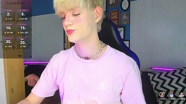 Snapshot of VladHellsing4 chatting on 11.22.25 VladHellsing4 online show from 11.22.25