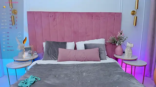 Snapshot of MilaVoxx chatting on 12.06.24 MilaVoxx online show from 12.06.24