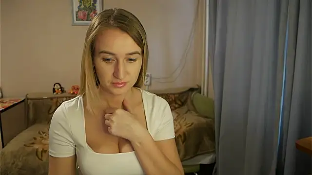 Snapshot of Sophiloren chatting on 03.22.25 Sophiloren online show from 03.22.25