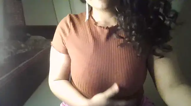 Snapshot of MakeMeCumAhh chatting on 03.15.25 MakeMeCumAhh online show from 03.15.25