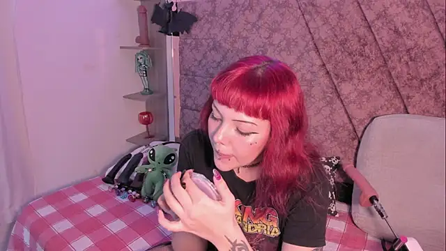 Sarah-Stoner online show from 11.24.25