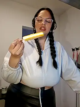 Snapshot of Jujuicy_97 chatting on 10.29.25 Jujuicy 97 online show from 10.29.25