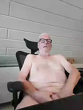 Snapshot of Greyhound70 chatting on 09.28.25 Greyhound70 online show from 09.28.25