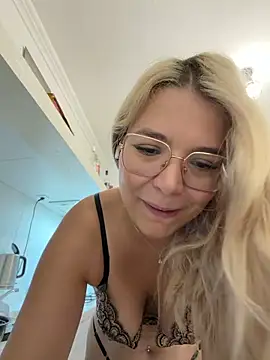 EmyLana online show from 10.18.25