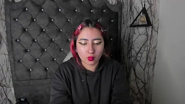 larissa01  online show from 02.16.25