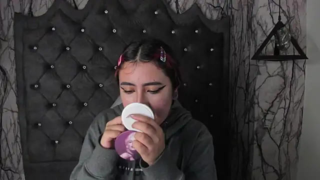 larissa01  online show from 02.23.25