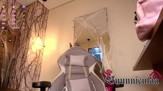 larissa01  online show from 10.25.25