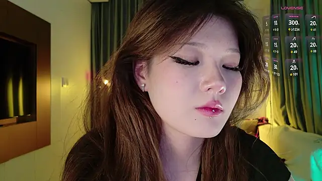 Snapshot of KitayamaChu chatting on 11.21.25 KitayamaChu online show from 11.21.25