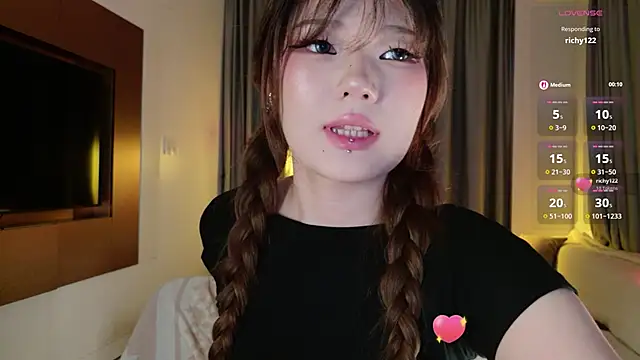 Snapshot of KitayamaChu chatting on 12.03.25 KitayamaChu online show from 12.03.25