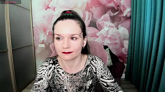 Snapshot of AriaGray chatting on 06.27.26 AriaGray online show from 06.27.26