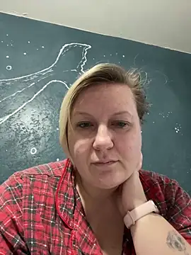 Snapshot of CuteHanna chatting on 12.18.25 CuteHanna online show from 12.18.25