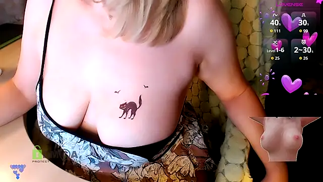 Snapshot of _-Luna-_ chatting on 10.31.25 -Luna- online show from 10.31.25