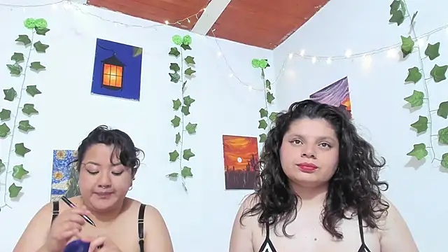 Snapshot of Karol_IsabelCouple chatting on 12.28.24 Karol IsabelCouple online show from 12.28.24