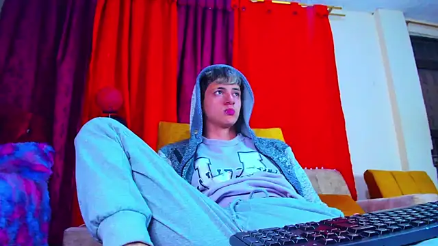 Snapshot of GabyThoms chatting on 02.03.25 GabyThoms online show from 02.03.25