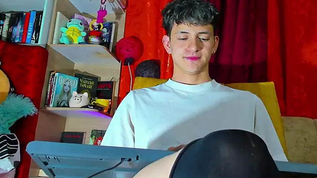 Snapshot of GabyThoms chatting on 03.05.25 GabyThoms online show from 03.05.25