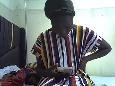 Snapshot of pretty_vivy chatting on 12.14.24 pretty vivy online show from 12.14.24