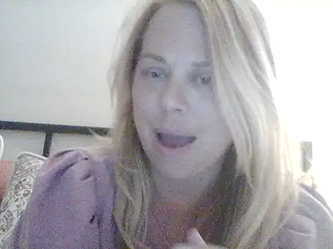 Snapshot of burrkitty chatting on 11.18.25 burrkitty online show from 11.18.25