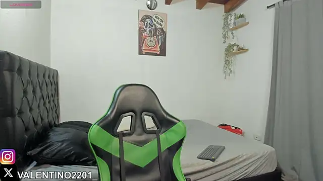 Snapshot of Valentino_Xander chatting on 10.10.25 Valentino Xander online show from 10.10.25